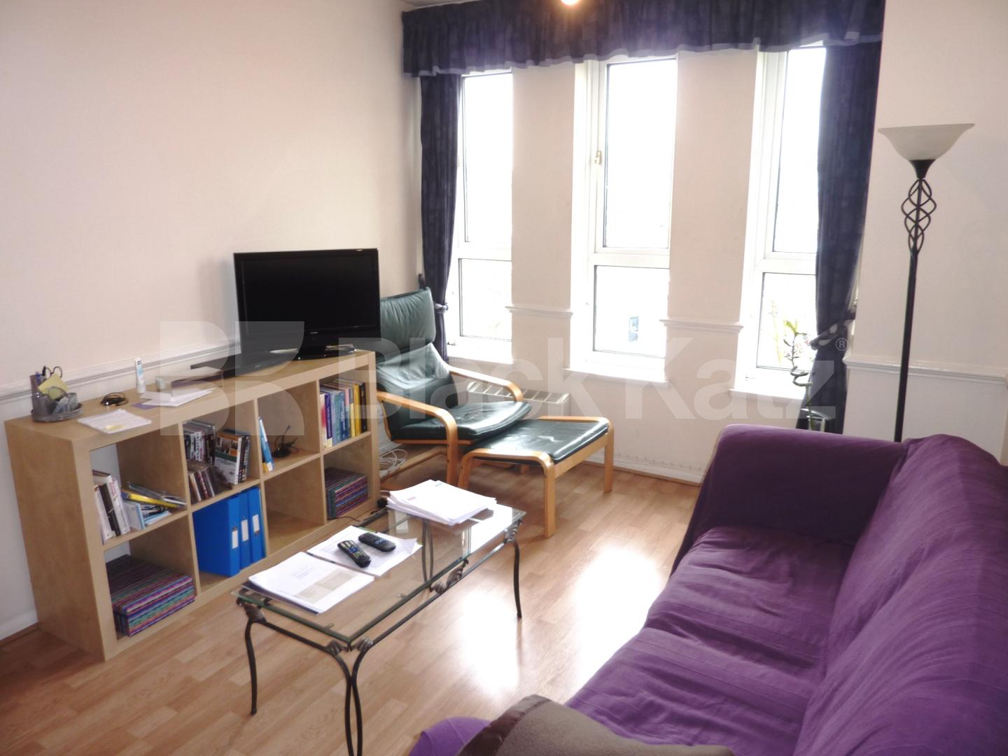 			PERFECT FOR TWO SHARERS!, 1 Bedroom, 1 bath, 1 reception Flat			 Reachview Close, CAMDEN